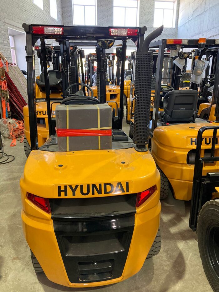 Фото 2 - Вилочный погрузчик Hyundai 25D-9E.