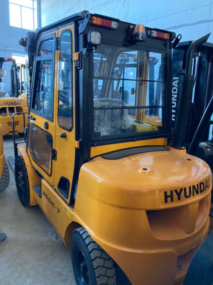 Фото 1 - Вилочный погрузчик Hyundai 35LE-7.